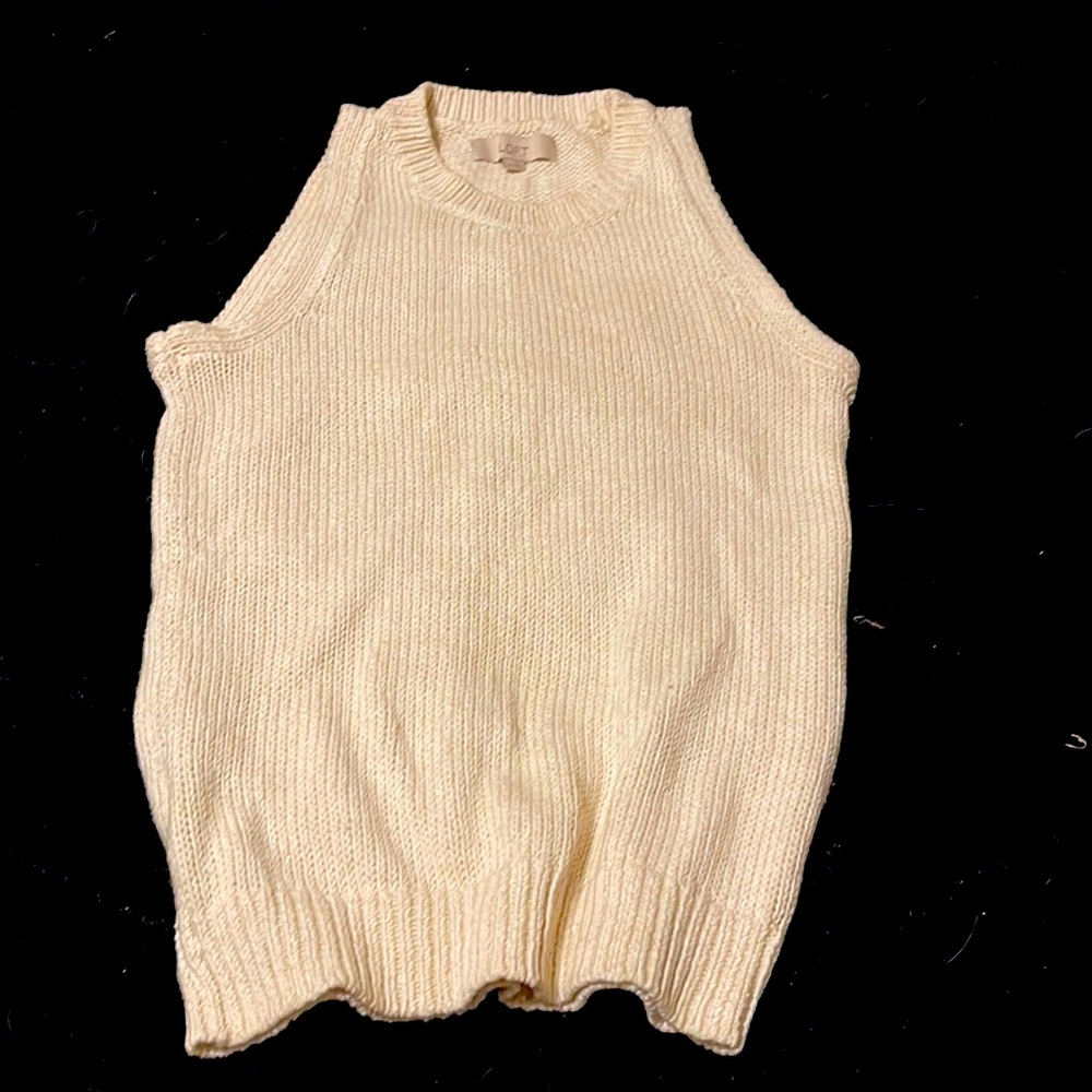 This is a cream colored sleeveless sweater. Size. XS made from LOFT